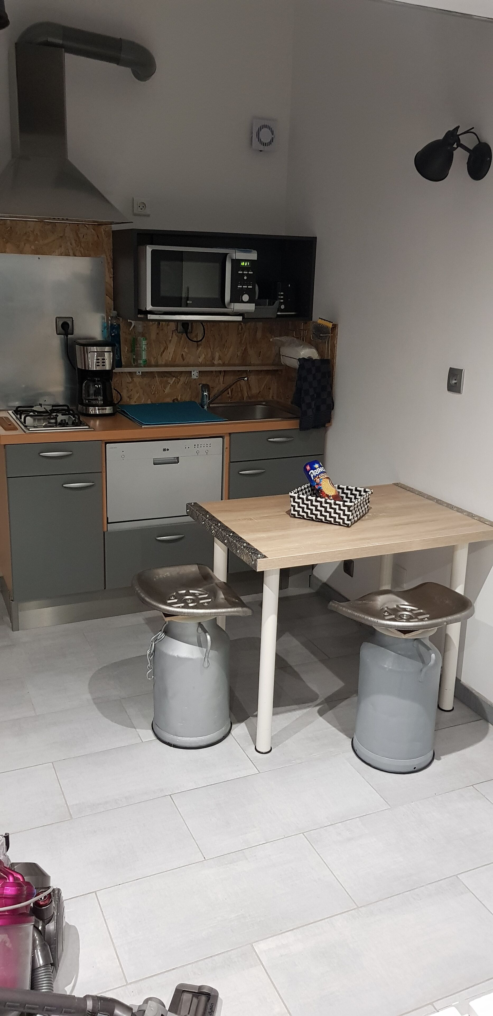 Microondas, placa de cocina, lavavajillas y cafetera o tetera