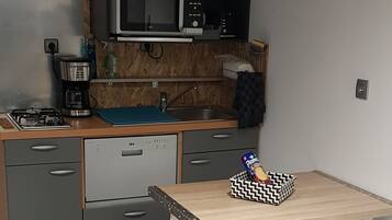 Microwave, stovetop, dishwasher, coffee/tea maker