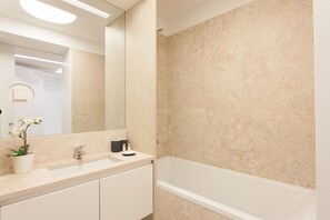 Badewanne, Haartrockner, Handtücher, Shampoo