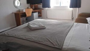 Desk, iron/ironing board (on request), bed sheets - Old Red House (Thirsk)