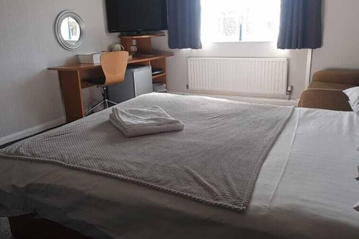 Escrivaninha, ferros/tábuas de passar roupa, roupa de cama