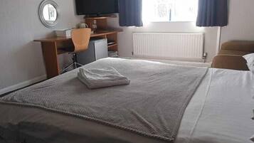 Skrivebord, strykejern/-brett og sengetøy