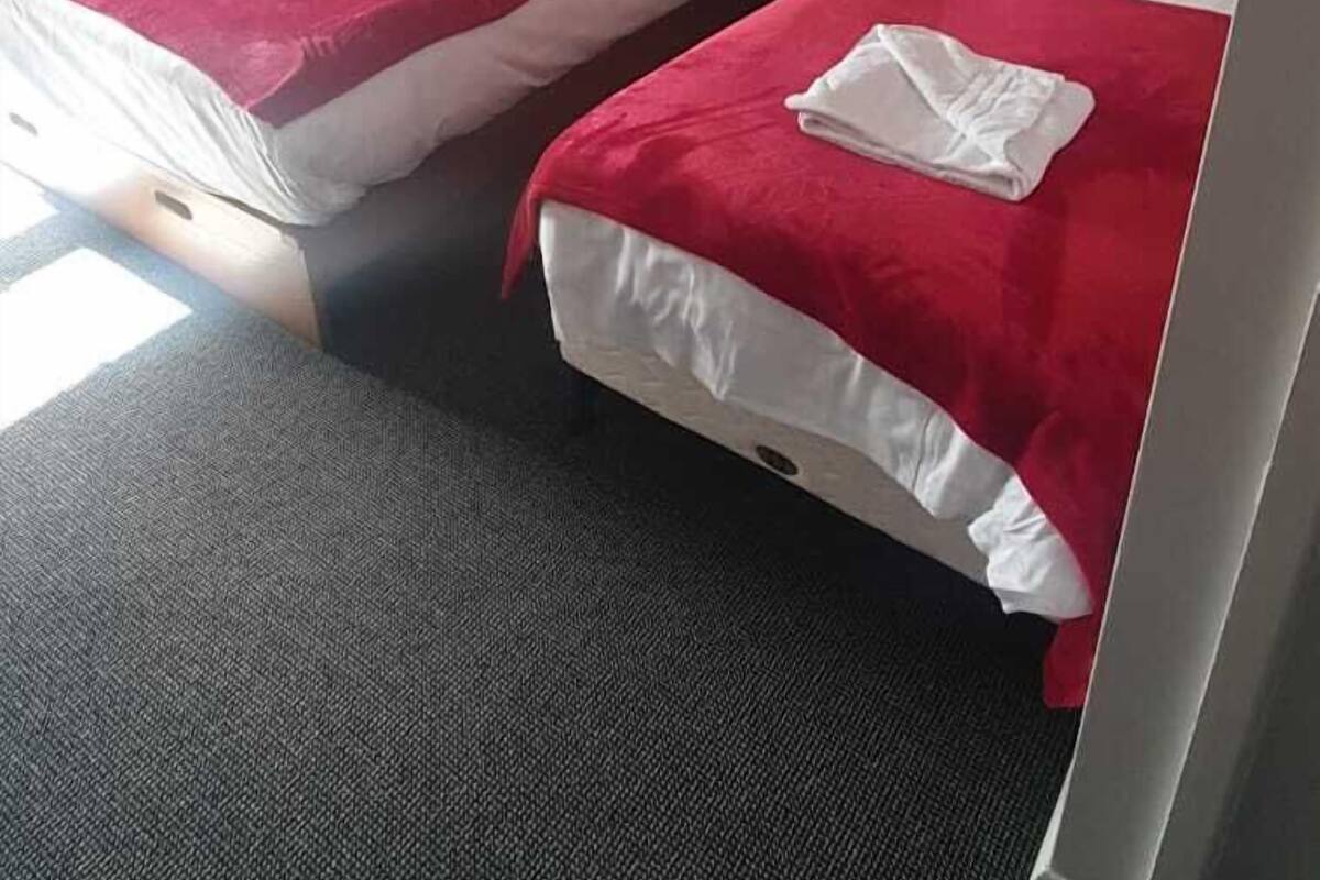 Escrivaninha, ferros/tábuas de passar roupa, roupa de cama
