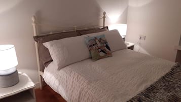 1 chambre, fer et planche Ă  repasser, Wi-Fi gratuit, draps fournis
