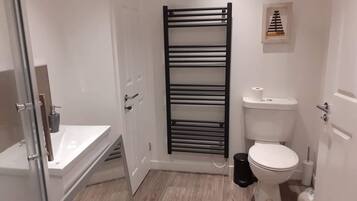 Apartment | Bathroom | Separate bathtub and shower, deep-soaking bathtub, hair dryer, towels