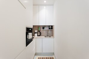 Kühlschrank, Mikrowelle, Ofen, Geschirrspüler