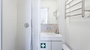 A bathroom with a shower, sink, and a mirror. - FLH Bacalhoeiros Charming Place (Lisbon)