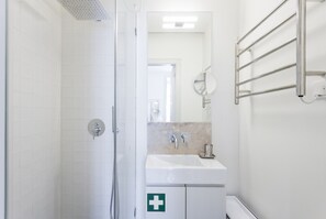 Dusche, Haartrockner, Handtücher