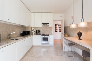 Réfrigérateur, micro-ondes, four, lave-vaisselle