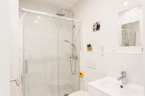 Douche, sèche-cheveux, serviettes fournies, shampoing