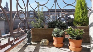 A balcony with potted plants and a decorative metal railing. - FLH Almada Cozy Apartment with View (Oporto)