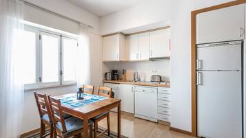 Refrigerador, microondas, lavavajillas y cafetera y tetera