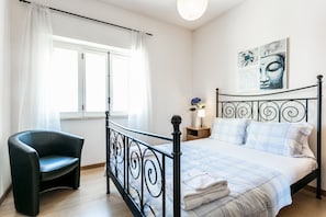 1 habitación, tabla de planchar con plancha, wifi gratis y ropa de cama