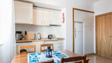Cafetera y tetera, refrigerador, microondas y lavavajillas
