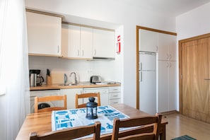 Fridge, microwave, dishwasher, coffee/tea maker