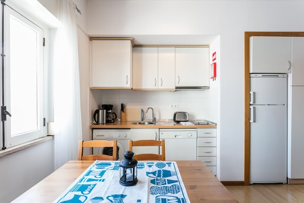 Refrigerador, microondas, lavavajillas y cafetera y tetera