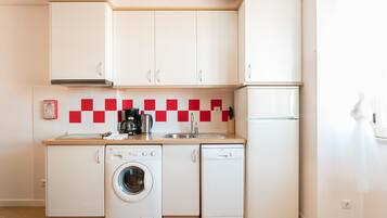 Een koelkast, een microgolfoven, een vaatwasser