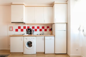 Réfrigérateur, micro-ondes, lave-vaisselle, cafetière/bouilloire