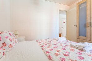 1 habitación, tabla de planchar con plancha, wifi gratis y ropa de cama 