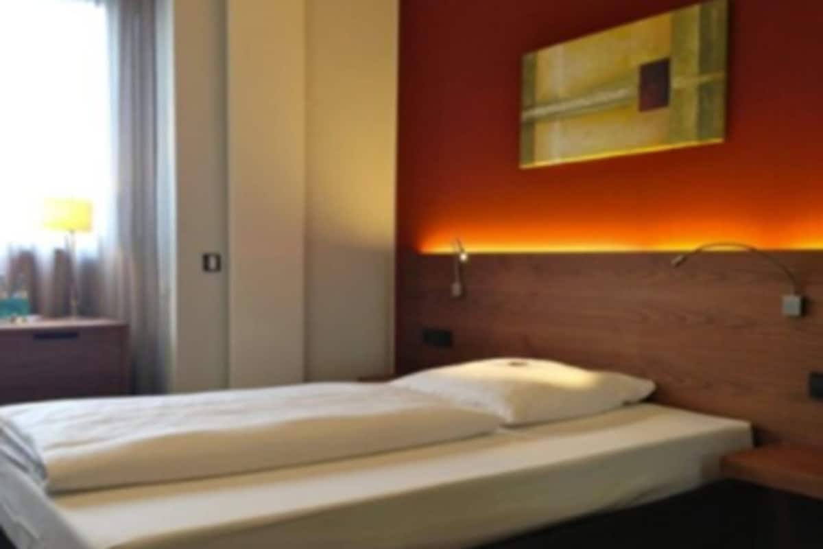 Ropa de cama hipoalergénica, escritorio, insonorización y wifi gratis