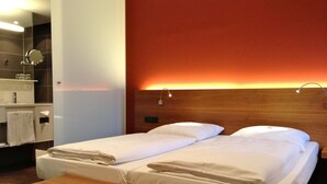 Ropa de cama hipoalergénica, escritorio y sistema de insonorización 