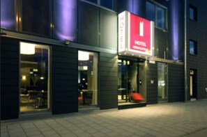 ด้านหน้าที่พัก - ตอนเย็น/กลางคืน