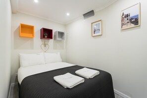 2 makuuhuonetta, silitysrauta/-lauta, ilmainen Wi-Fi, vuodevaatteet