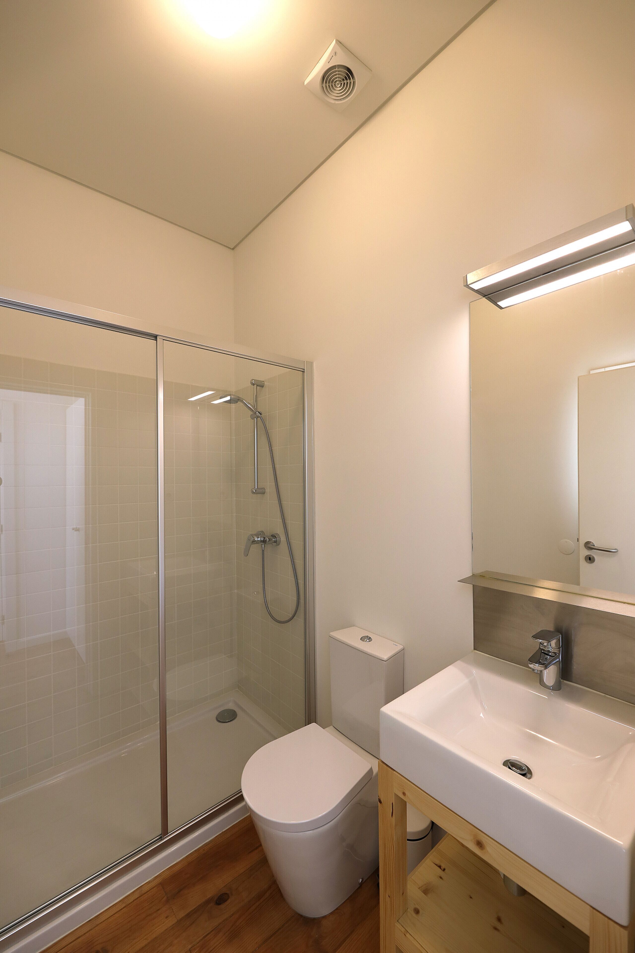Bathtub, hair dryer, towels