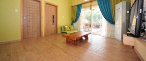 Room (Jeulgeoum) | Free WiFi, bed sheets