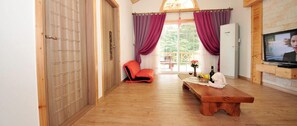 Room (Areumdaum) | Free WiFi, bed sheets