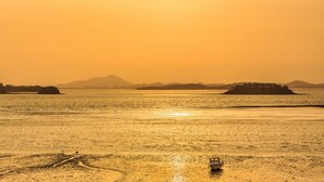 A boat on a calm body of water during sunset. - Hue travel Pension (Muan)