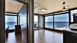 Room (302) | WiFi (free) - Beach Pension (Yeongdeok)