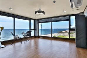 Room (202) | Free WiFi