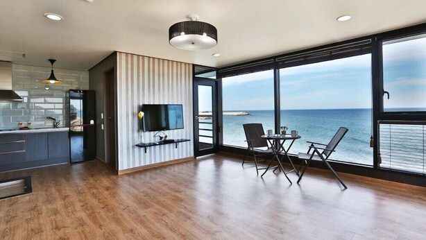 Room (202) | WiFi (free) - Beach Pension (Yeongdeok)
