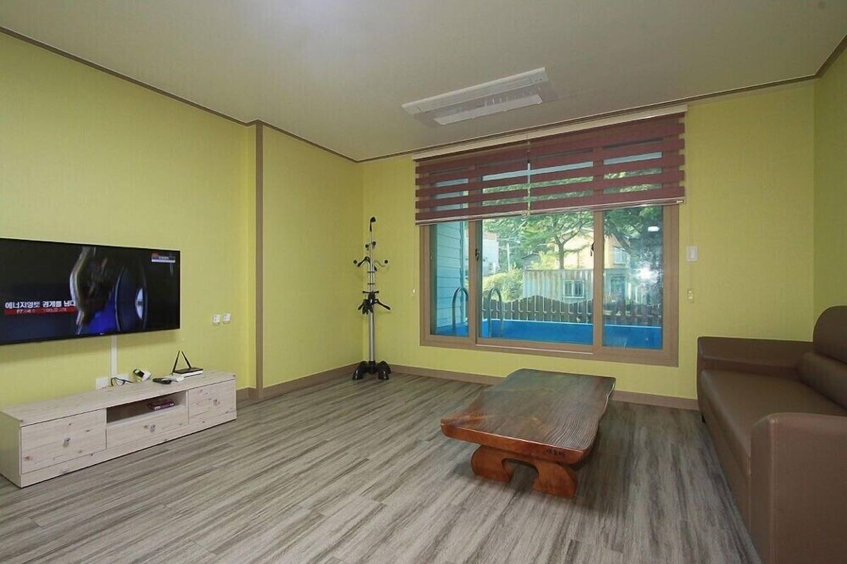 Room (102)