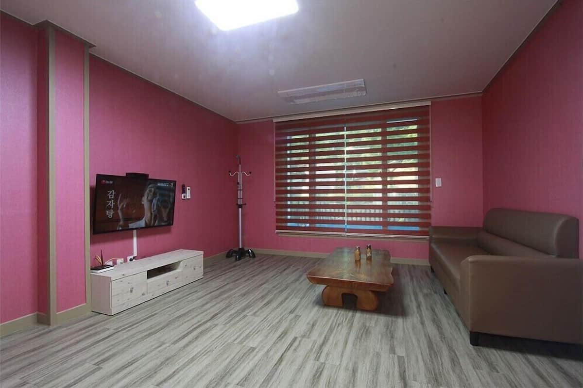 Room (101)