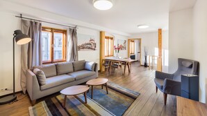 Modern Apartment in 15th Century Building | Oppholdsområde | TV