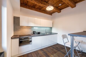 Modern Apartment in 15th Century Building | Yksityinen keittiö | Jääkaappi, uuni, liesi, vedenkeitin