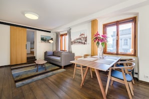 Modern Apartment in 15th Century Building | Área de sala de estar | Televisión