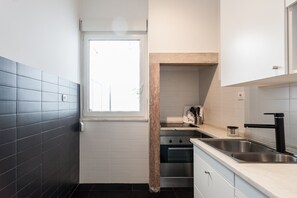 Refrigerador, microondas, horno y cafetera y tetera 