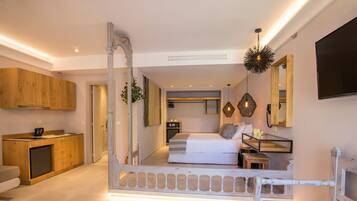Deluxe Suite, Sea View | 1 bedroom, minibar, in-room safe, individually decorated