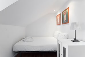 1 habitación, tabla de planchar con plancha, wifi gratis y ropa de cama