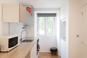 Kühlschrank, Mikrowelle, Ofen, Wasserkocher