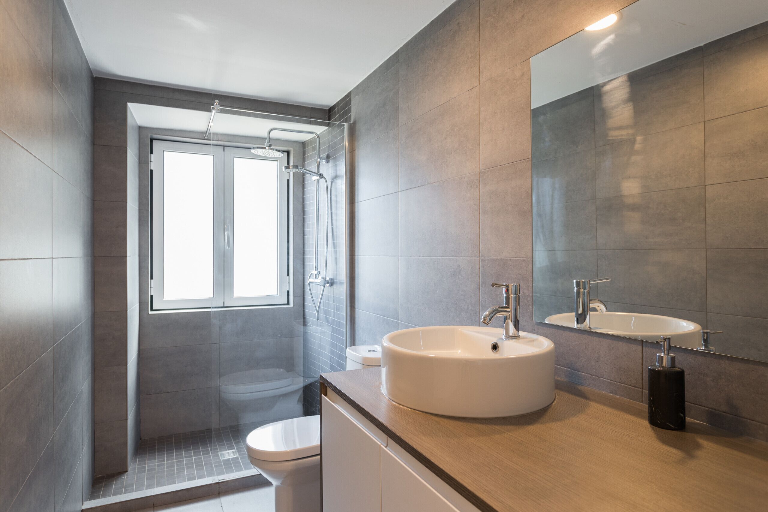 Dusche, Haartrockner, Handtücher, Shampoo