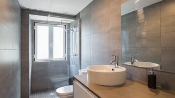 Een douche, een haardroger, handdoeken, shampoo