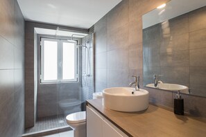 Dusche, Haartrockner, Handtücher, Shampoo