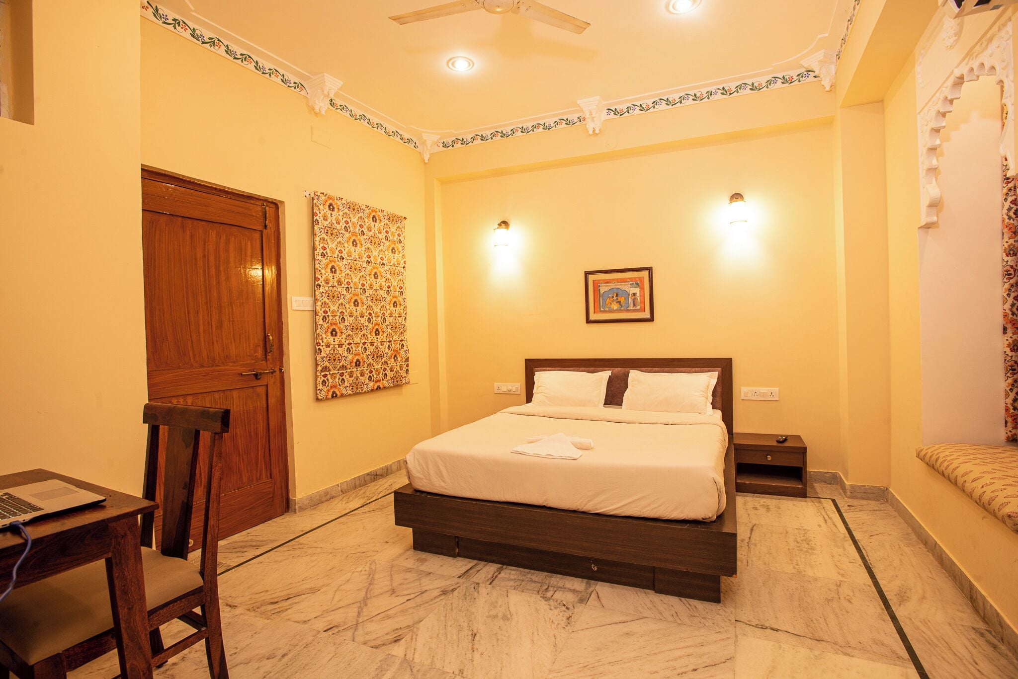 Decoración personalizada, muebles diferentes y wifi gratis 