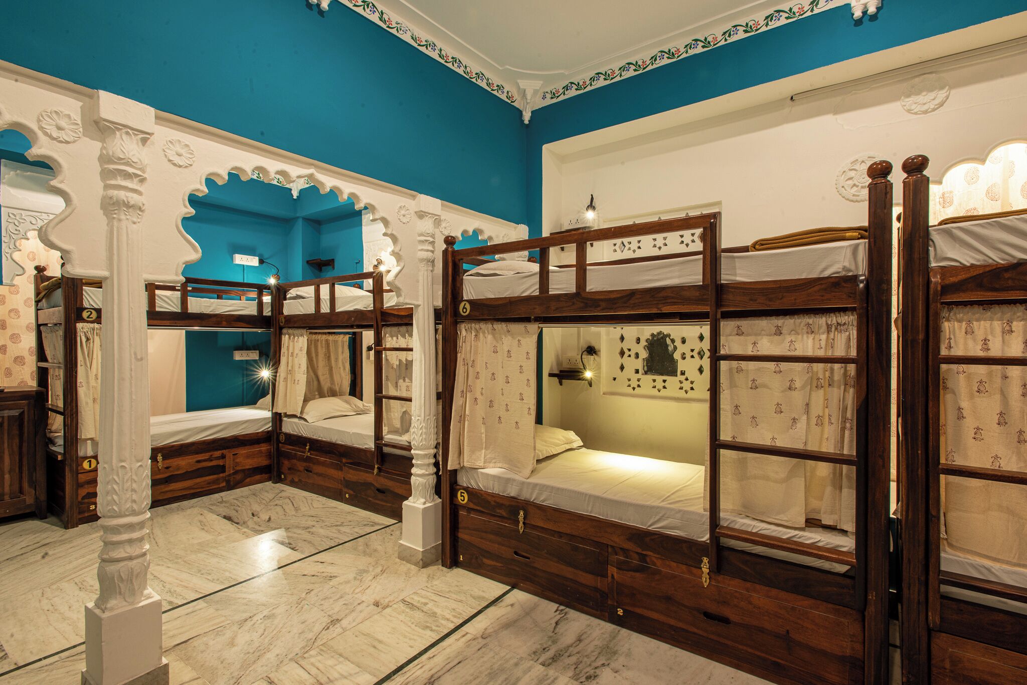 Decoración personalizada, muebles diferentes y wifi gratis 