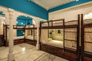 Bed in 10-Bed Mixed Dormitory Room | 獨特裝潢、布置獨特、免費無線上網、床單