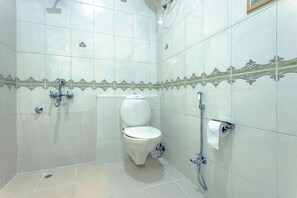 Bidet, towels - Hostel Mantra (Udaipur)